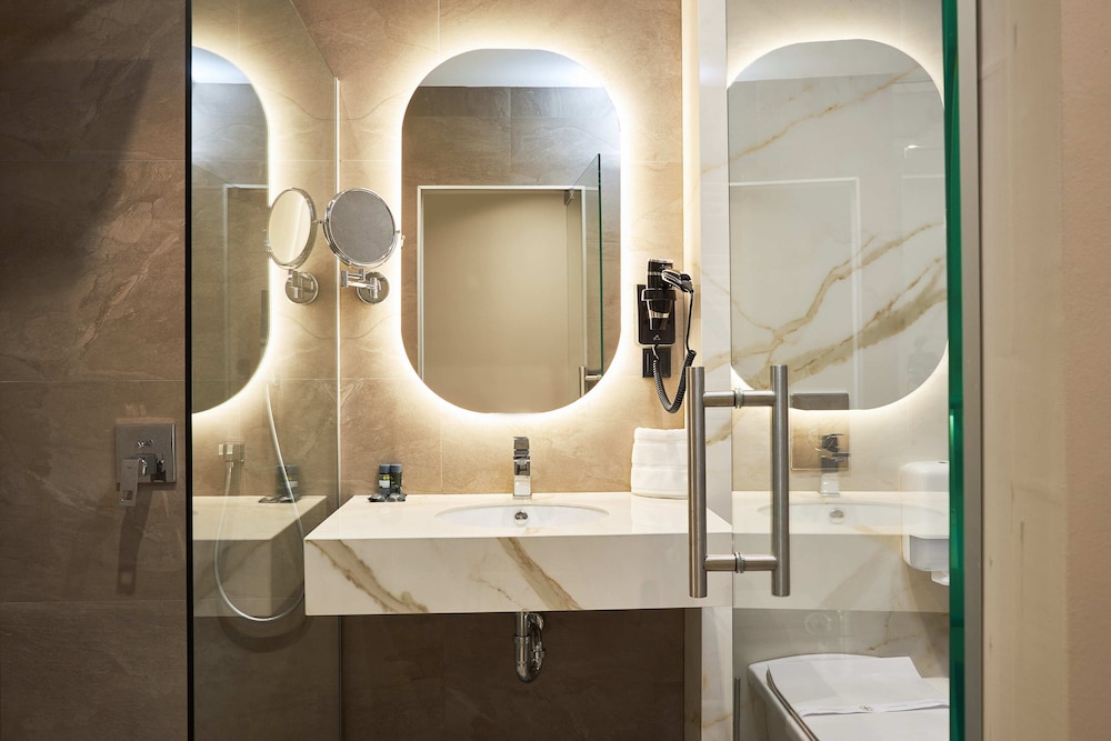 Mirror Hotel 10/38