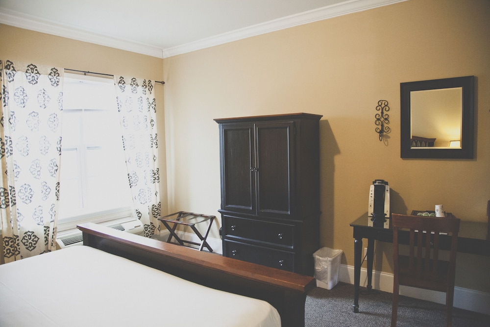 The Inn at Crestwood 24/65