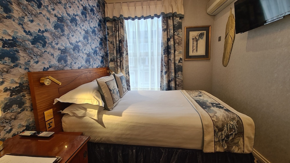 Petite Double Room