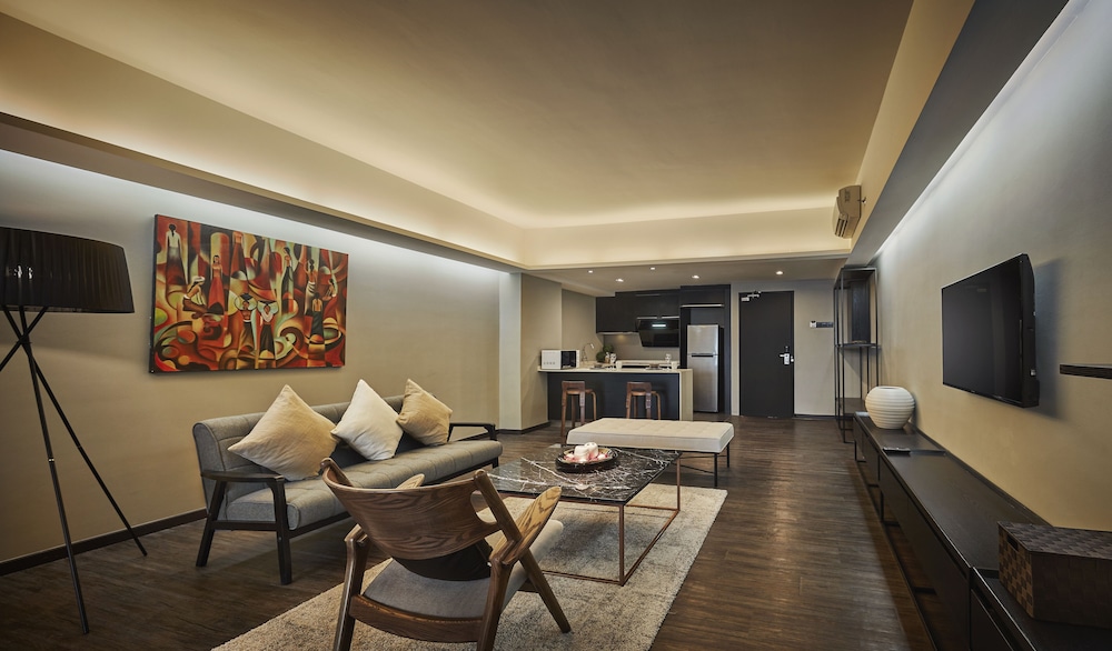 Tropics Eight Suites 43/61