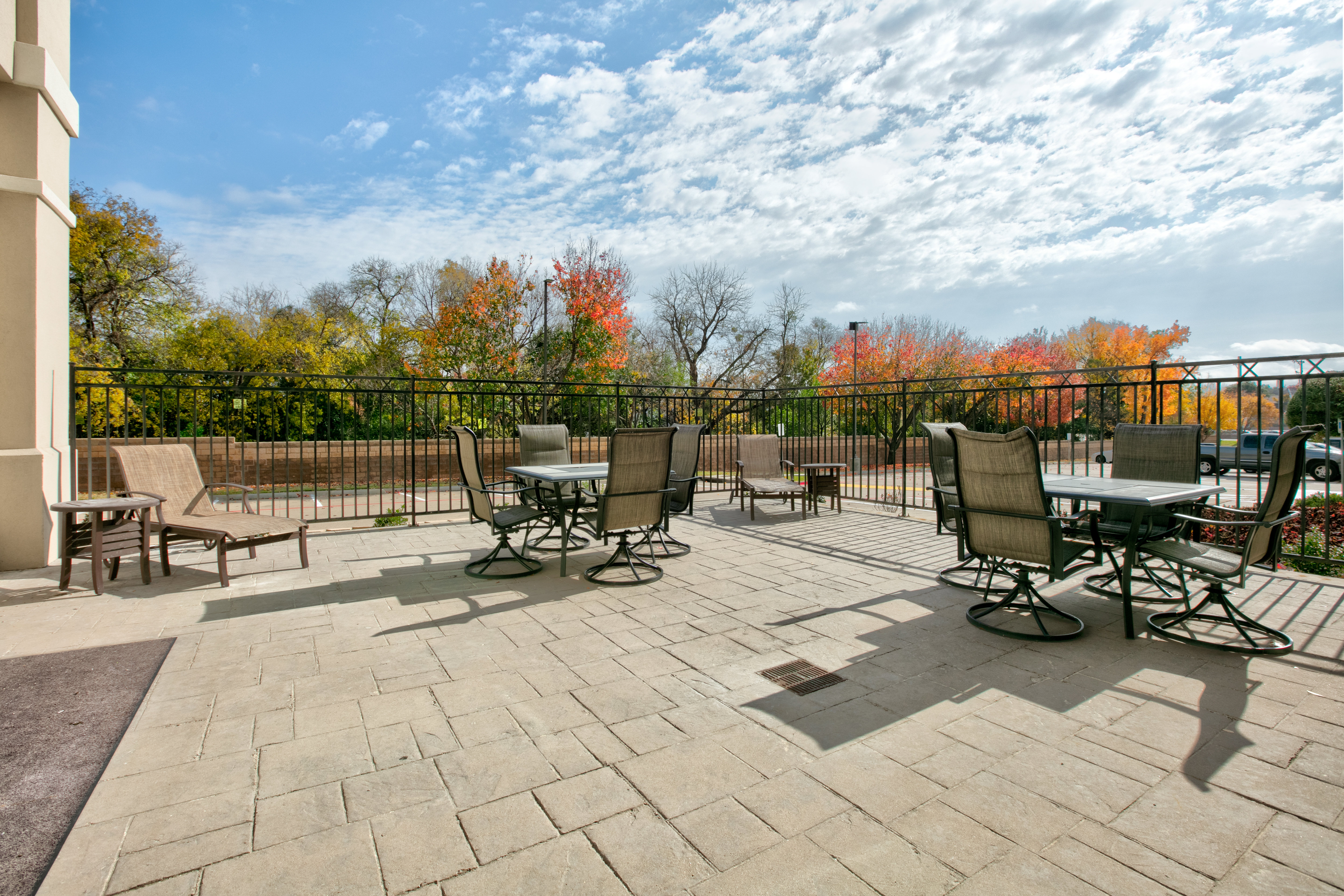 Holiday Inn Express Amp Suites North Dallas At Preston 37/48