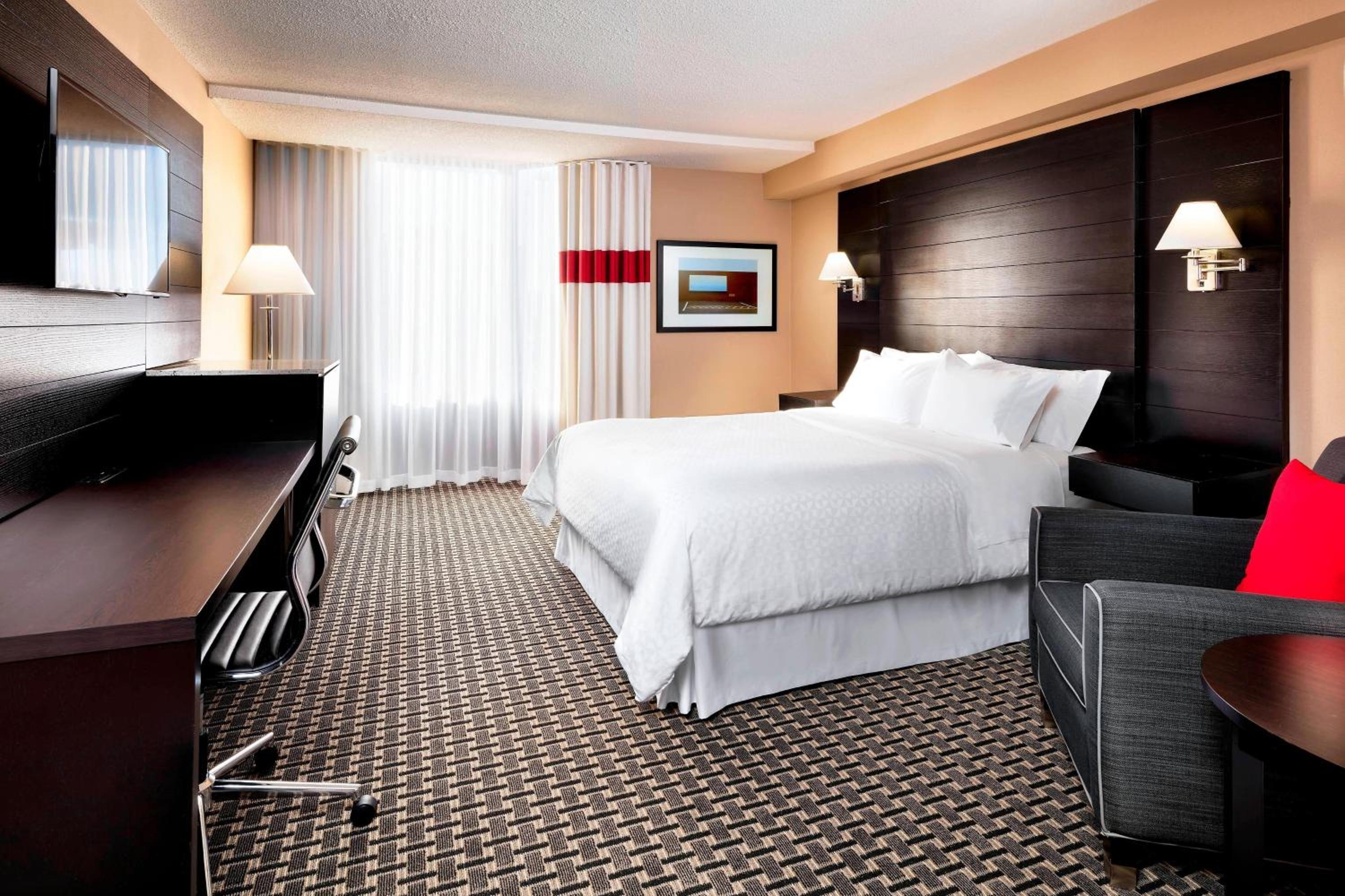 Room at FOUR POINTS BY SHERATON MEADOWVALE, MISSISSAUGA