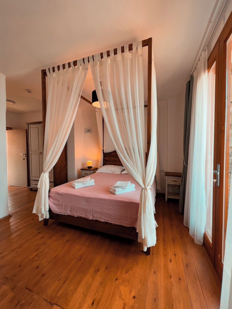 Alice Tatil Evi 13/30