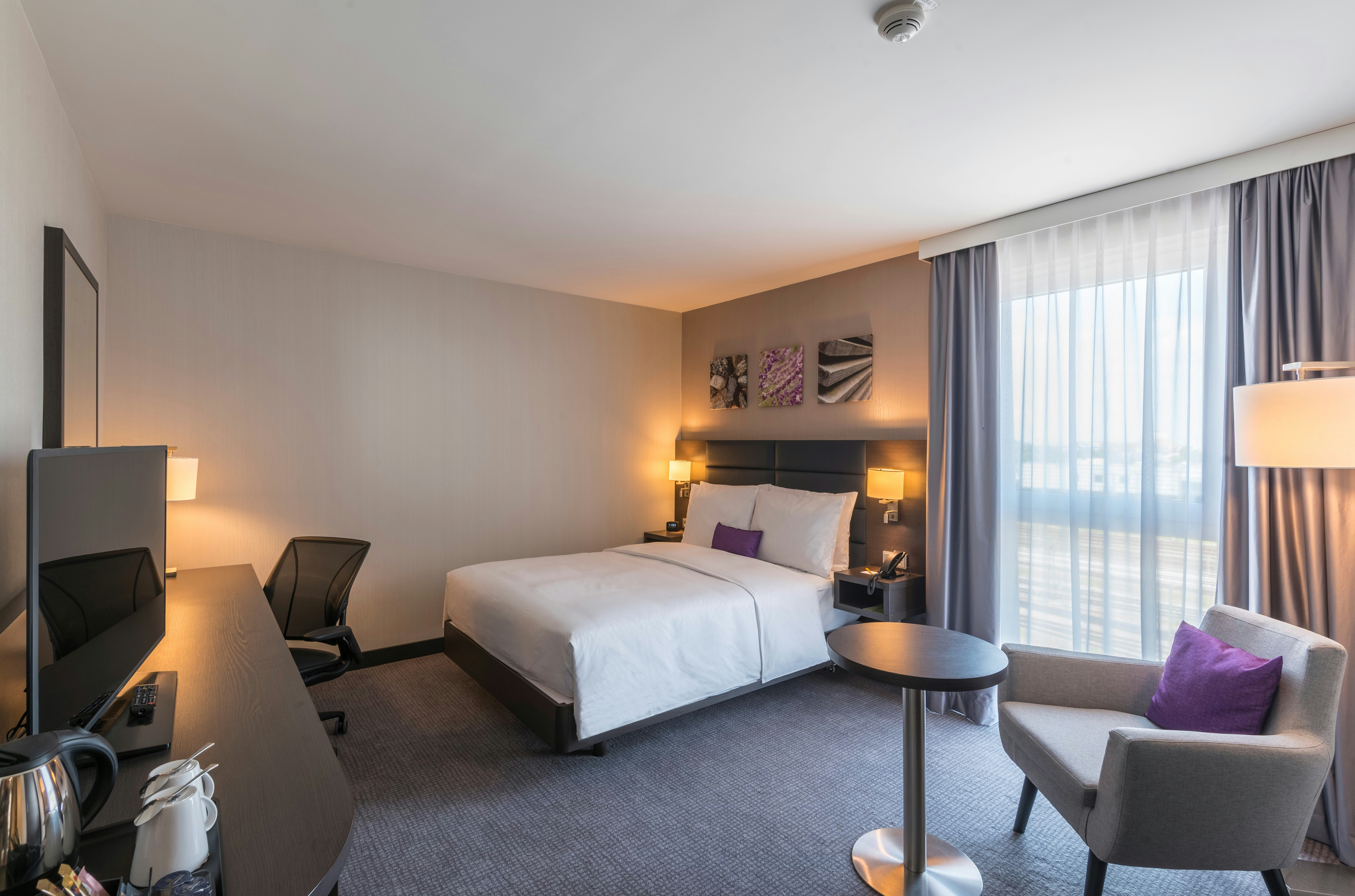 ROOM, QUEEN BED, ACCESSIBLE