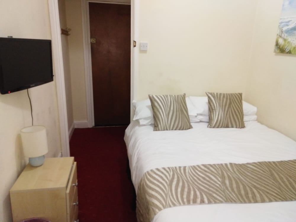 Tuxford House Hotel 7/34