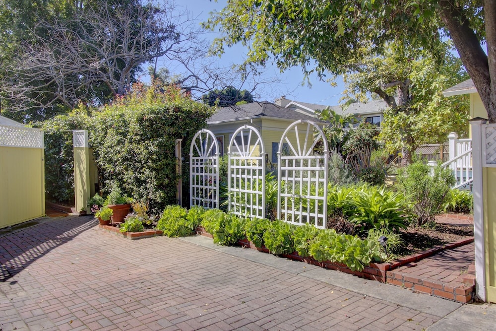 Secret Garden Inn 63/73