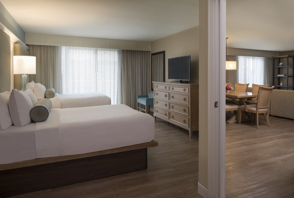 Edgewater Beach Hotel 20/64