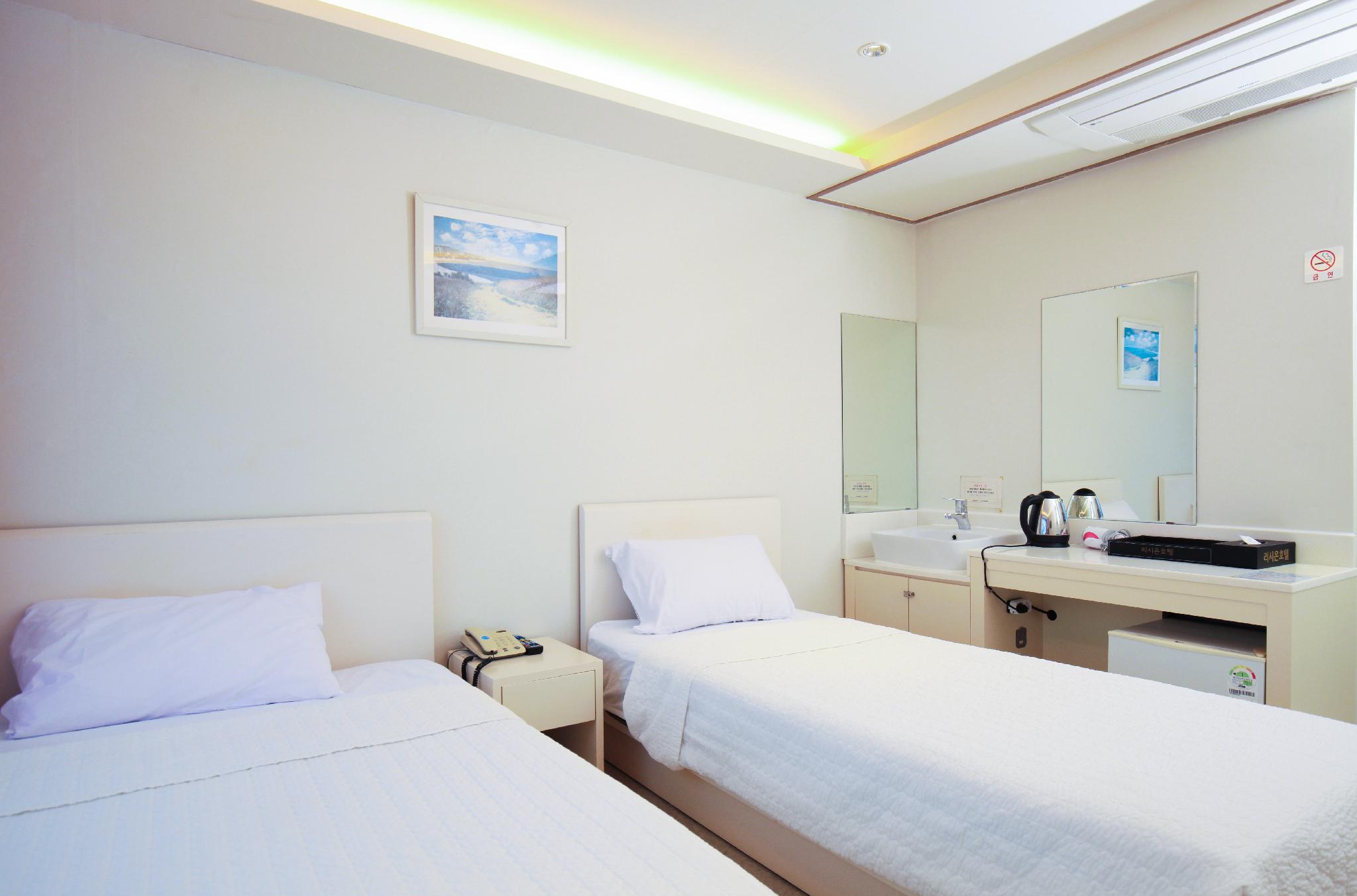 Ocean, Twin Beds