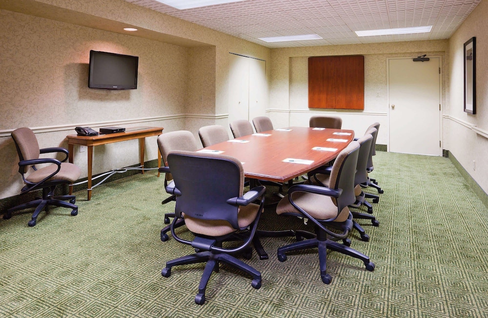 La Quinta Inn & Suites by Wyndham Appleton College Avenue 44/49