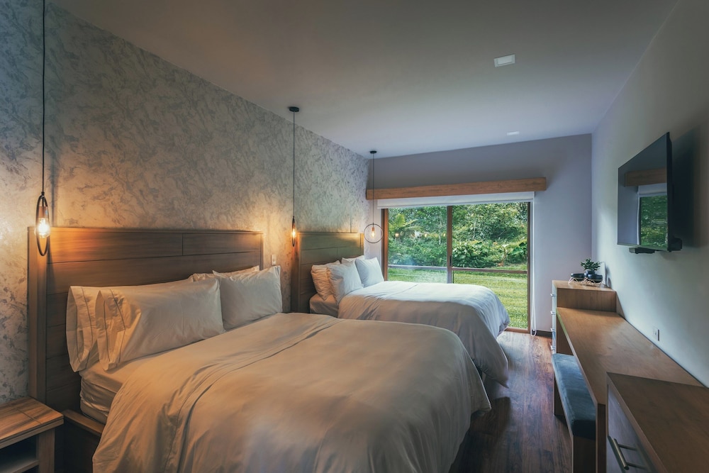 3 BEDROOMS, FAMILY, VILLA, MOUNTAIN VIEW, HOT TUB
