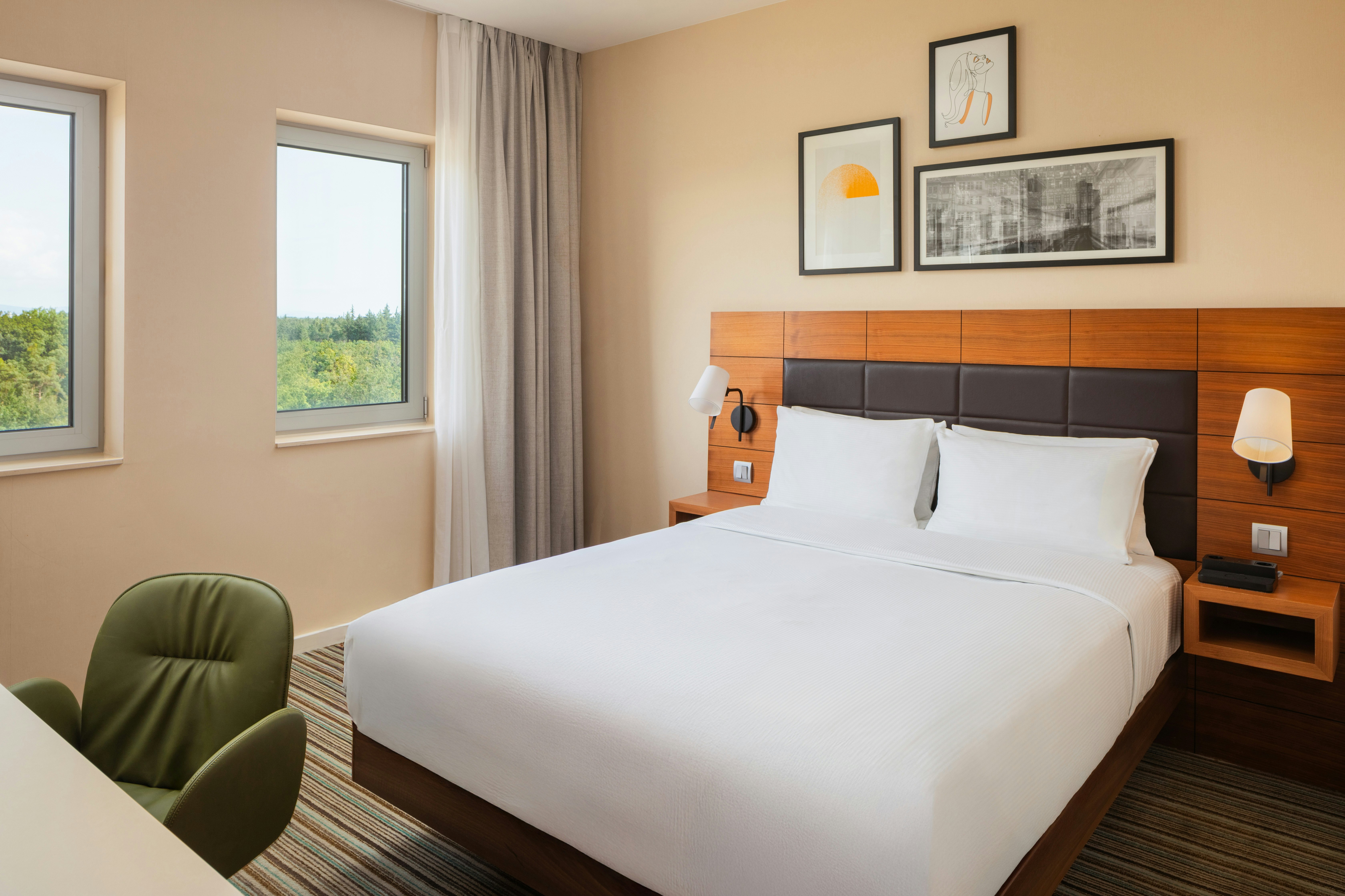 ROOM, QUEEN BED