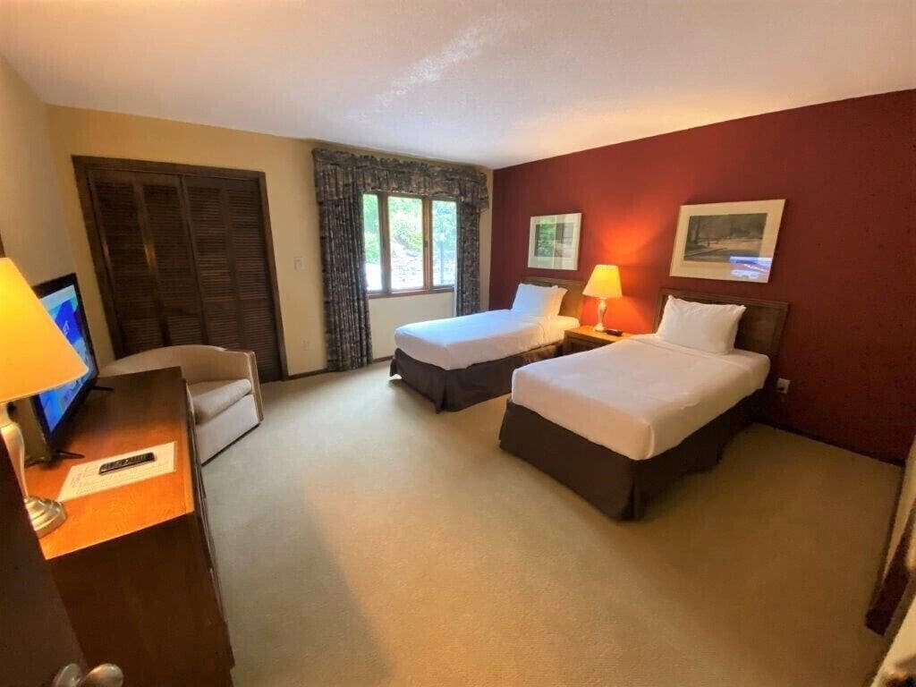 2 Bedrooms, Suite, King and Twin Beds