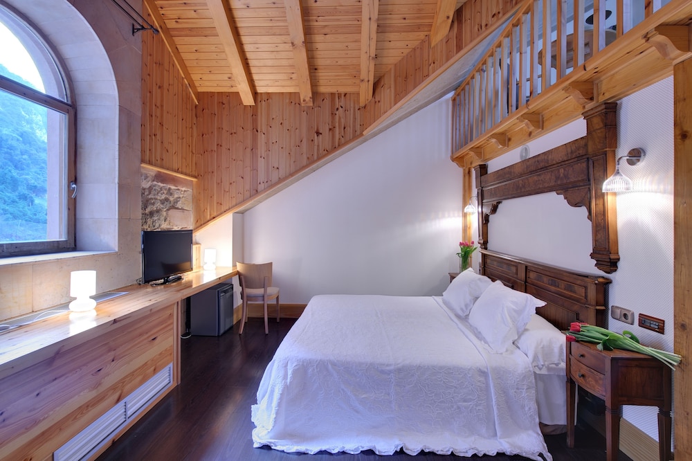 Room, Triple, Twin Beds, Sofa