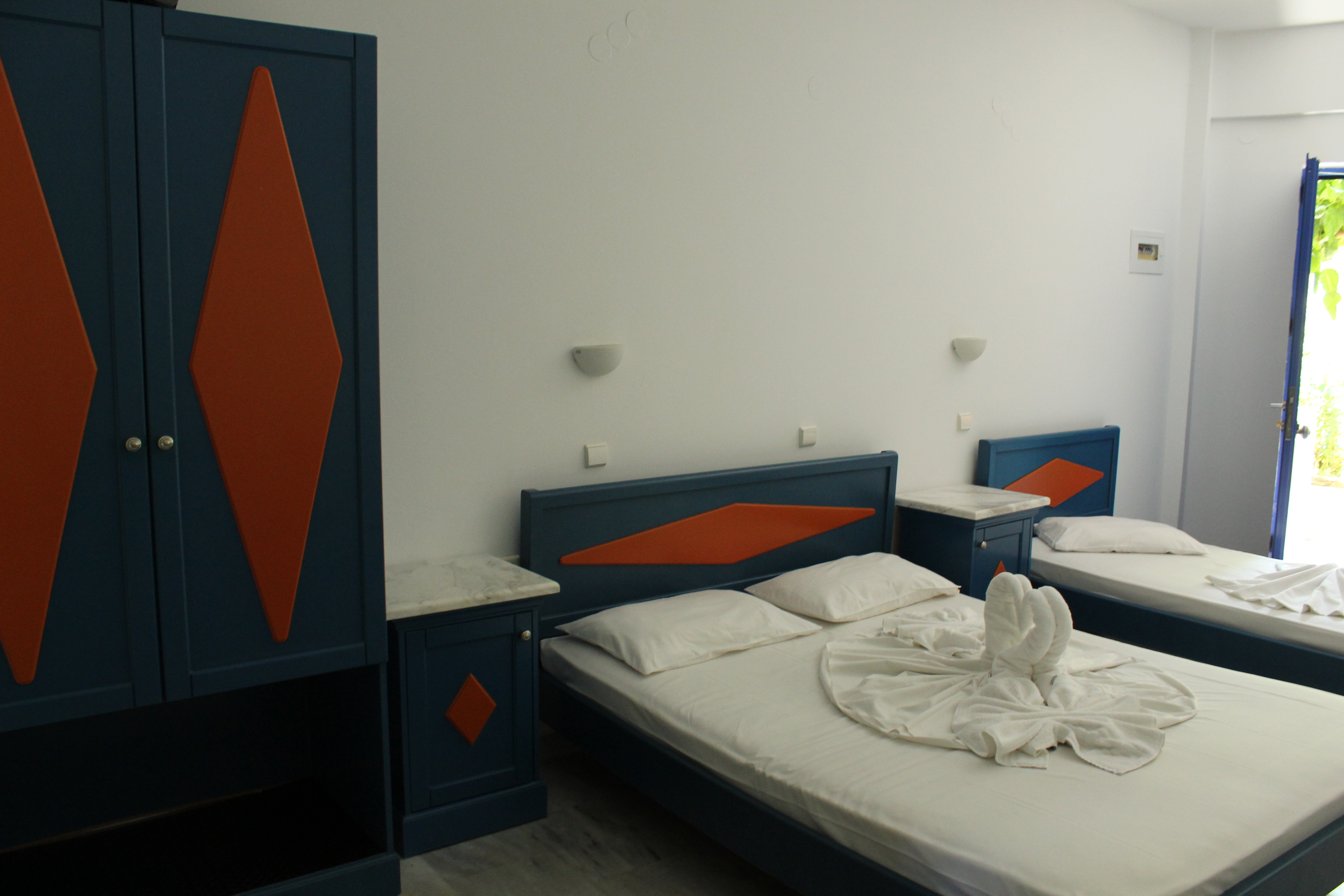 Leonidas Apartments 8/47