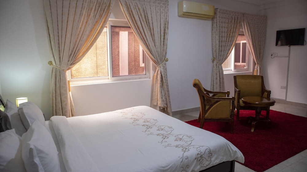 His Majestys Hotel 18/37