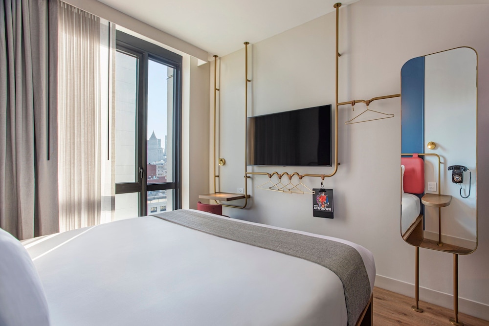 Room, King Bed, Partial City View, Accessible