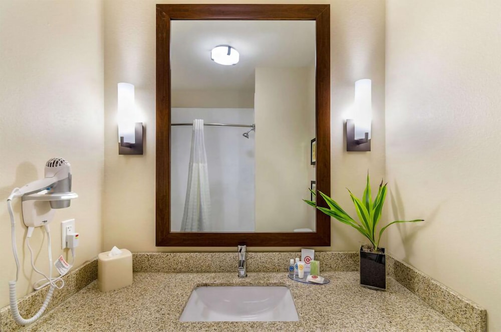 Comfort Inn & Suites Salina North 11/30