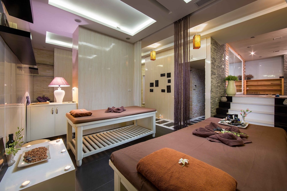 Danly Hotel 38/52