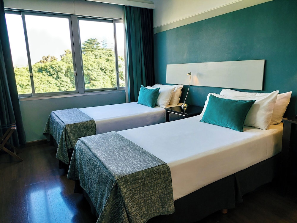 ROOM, DOUBLE BED, CORNER