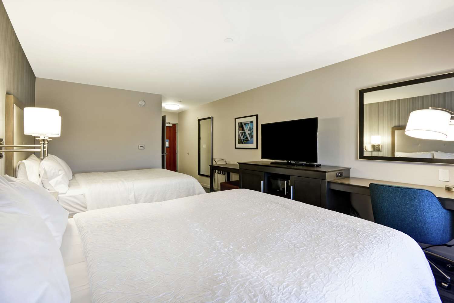 غرفة بسرير كوين، Hampton Inn And Suites Los Angeles Burbank Airport 2/2