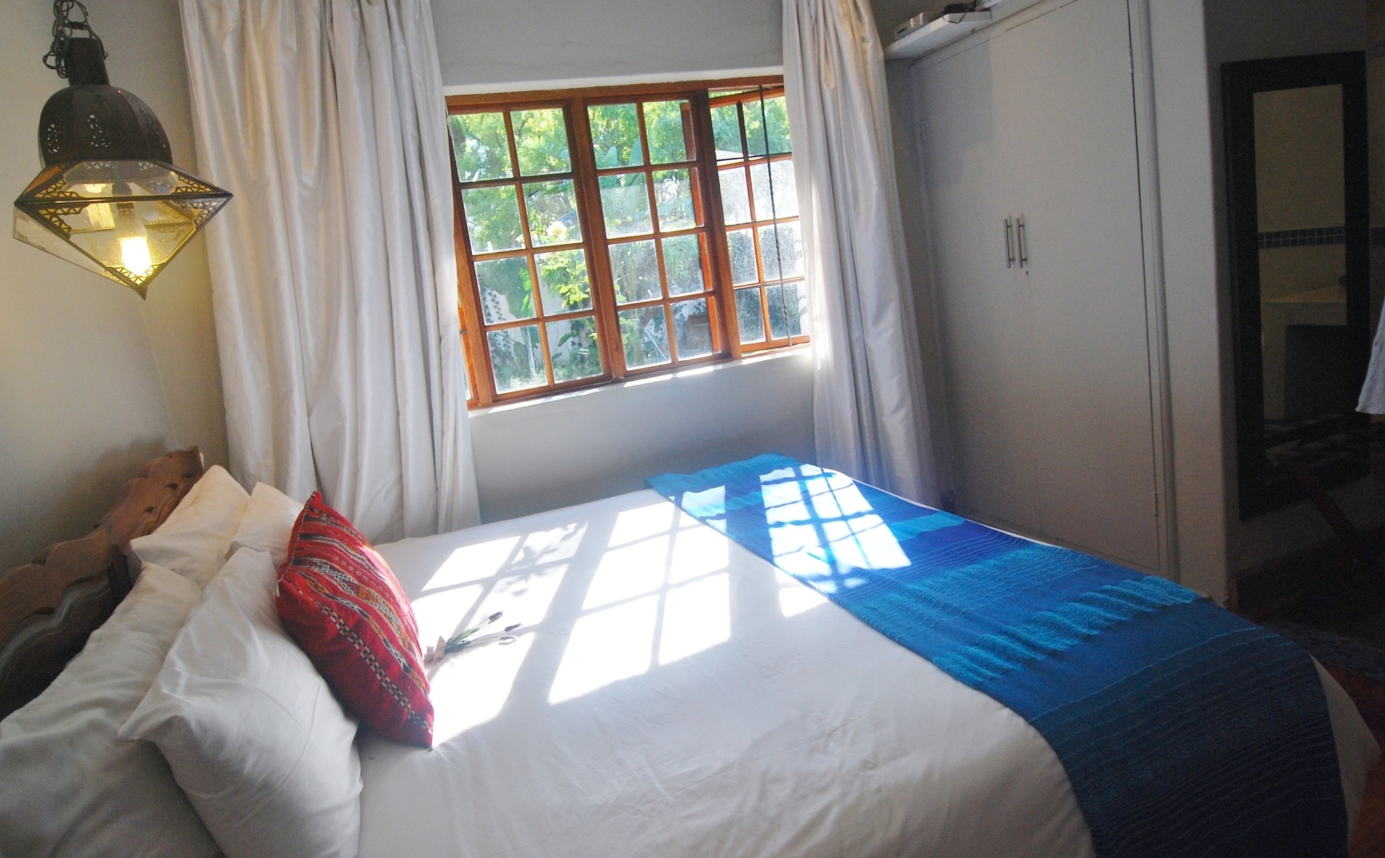 ROOM, TWIN BEDS