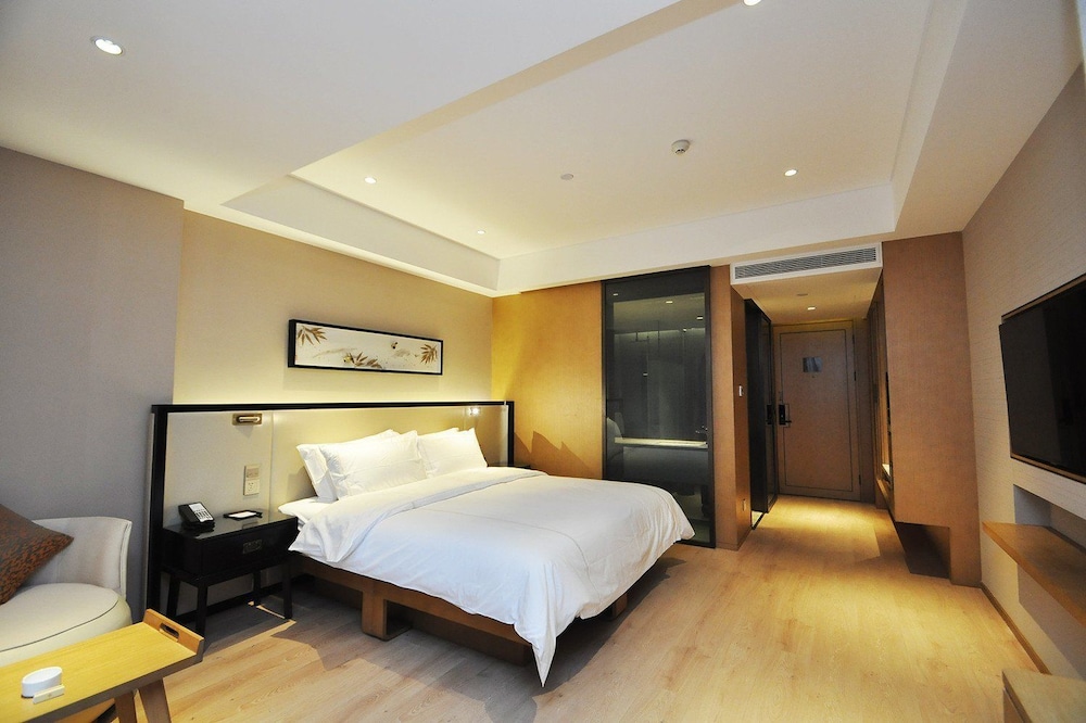 DELUXE, KING BED
