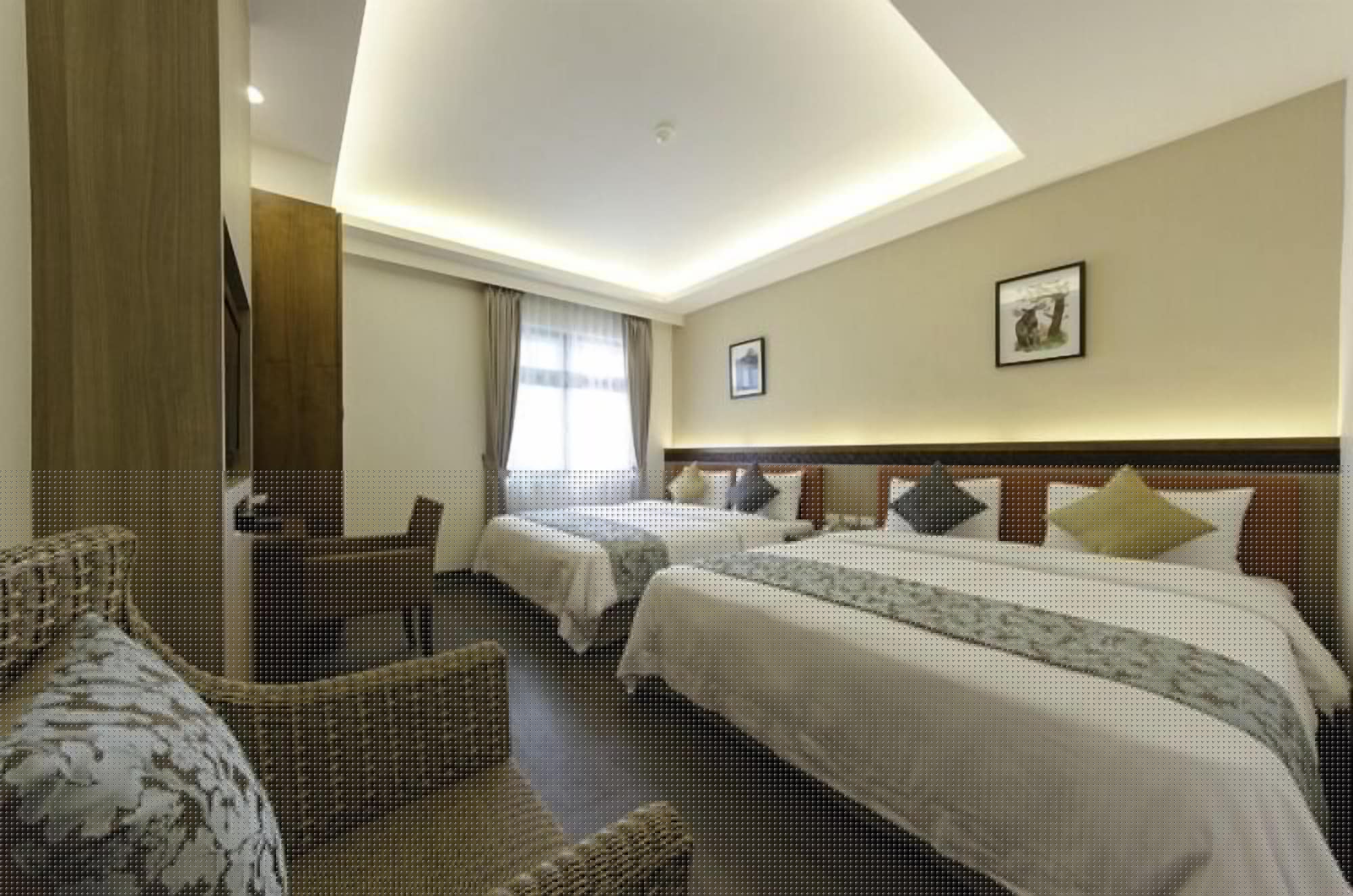 ROOM, QUADRUPLE