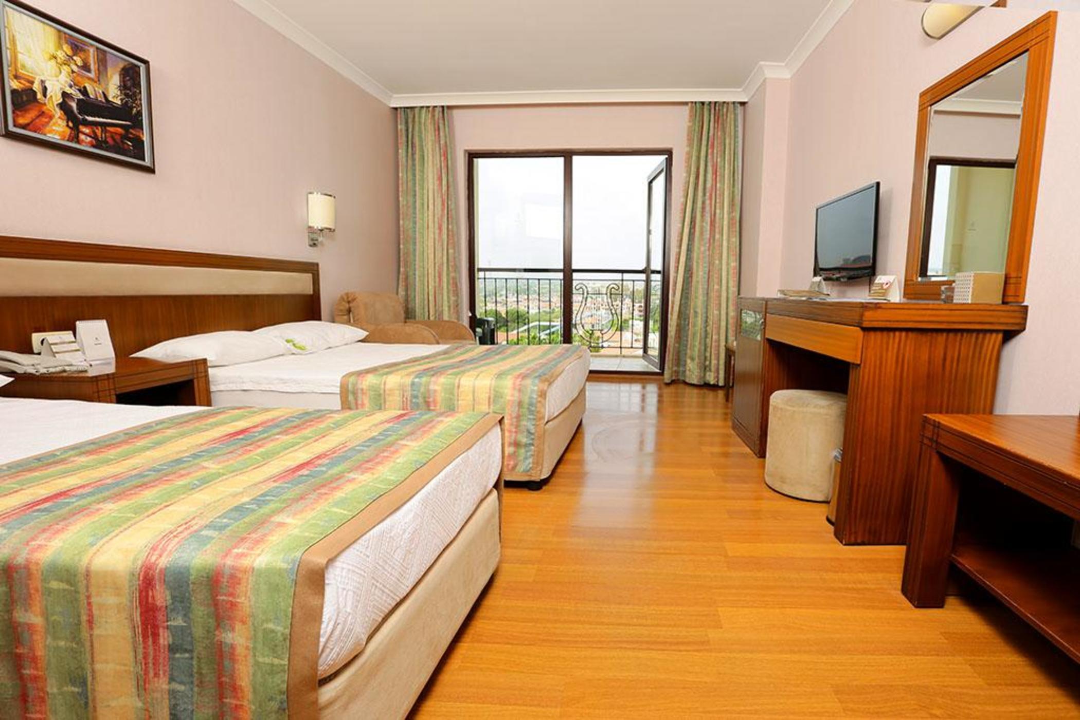 غرفة بسرير مزدوج بإطلالة على البحر