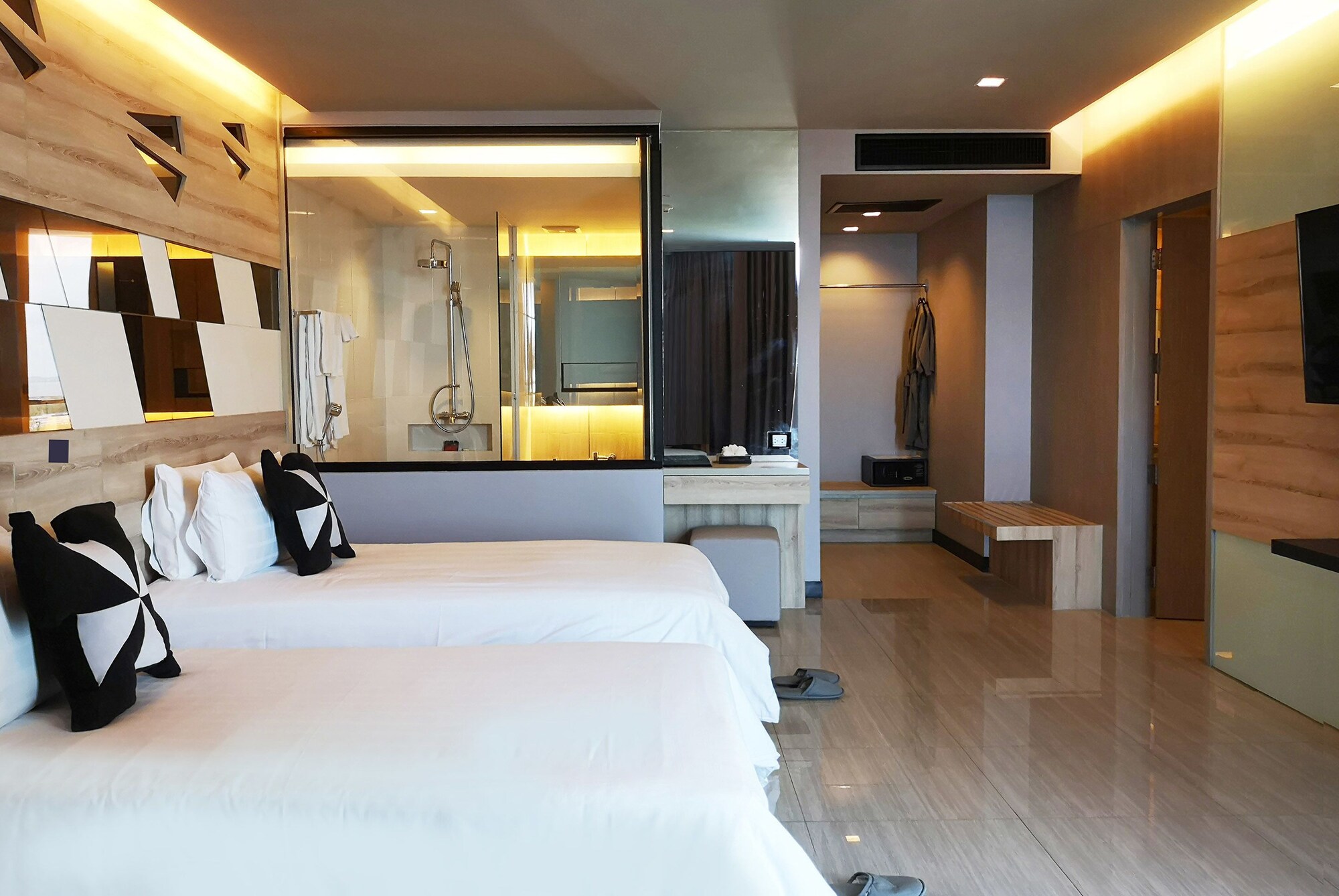 2 Bedrooms, Suite, 1 King and 1 Single Beds, Ocean Front