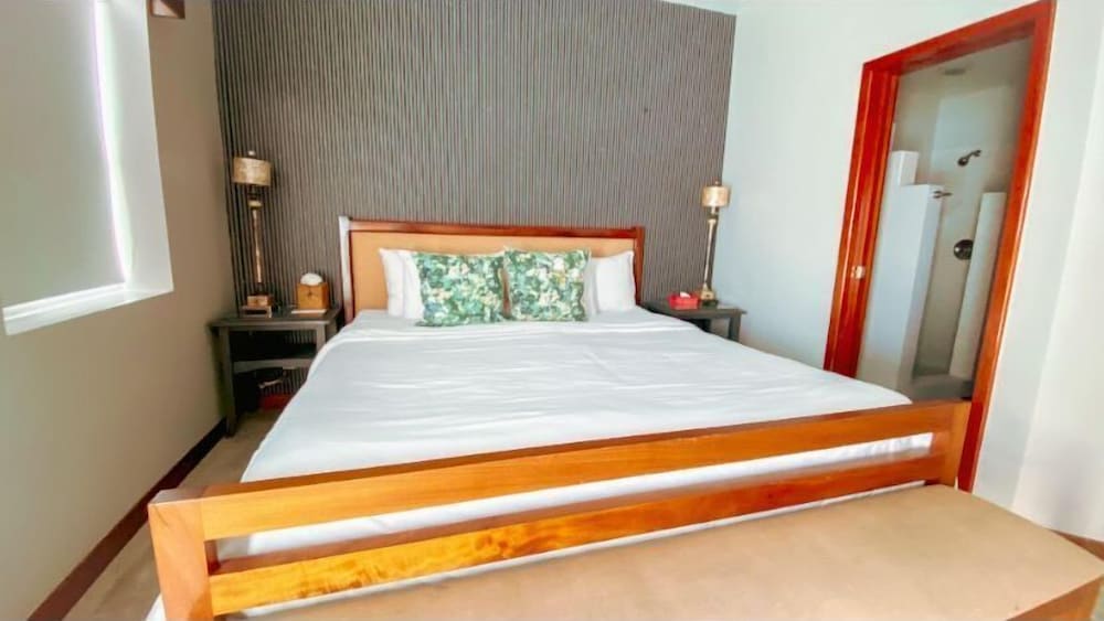 JUNIOR SUITE, KING BED, OCEAN FRONT