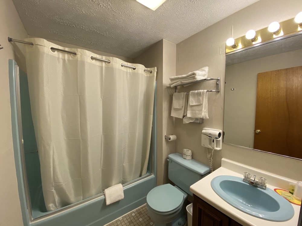 Economy Lodge 682 Main St Sturbridge 36/39