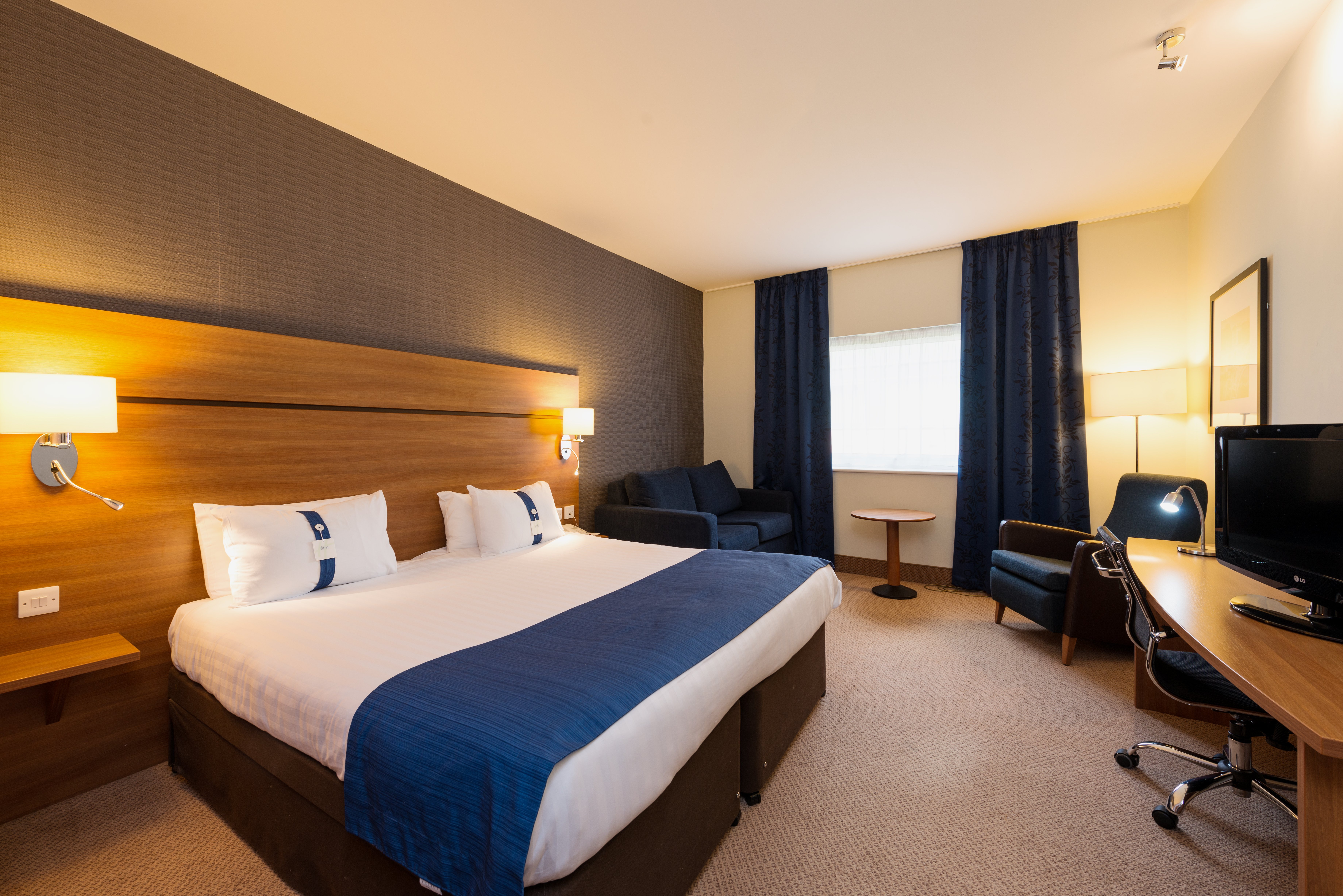 HOLIDAY INN EXPRESS SHREWSBURY 9/40