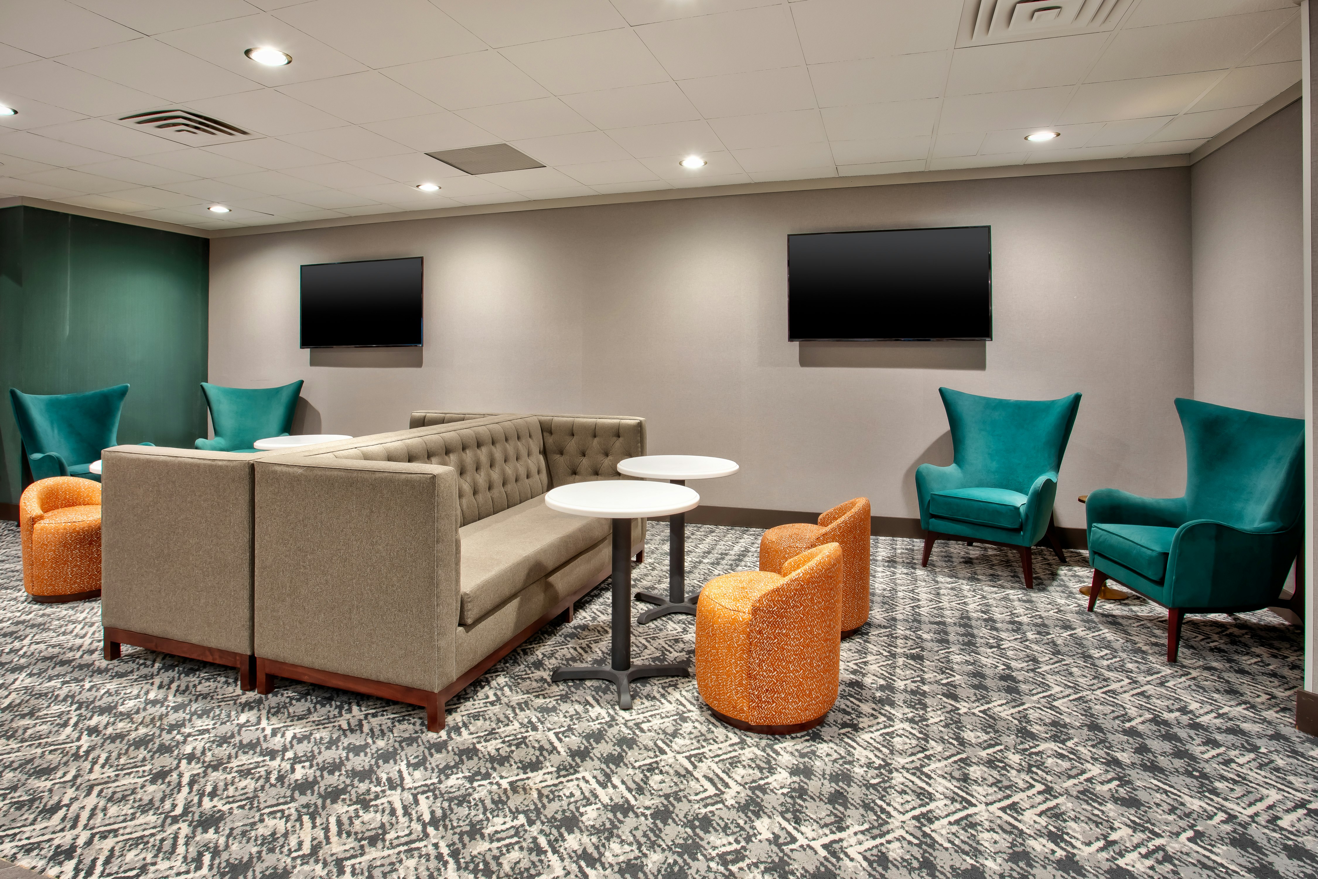 DoubleTree by Hilton Lansing, MI 28/32