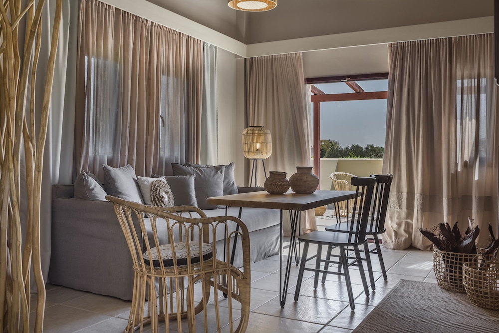 Avithos Resort 67/92