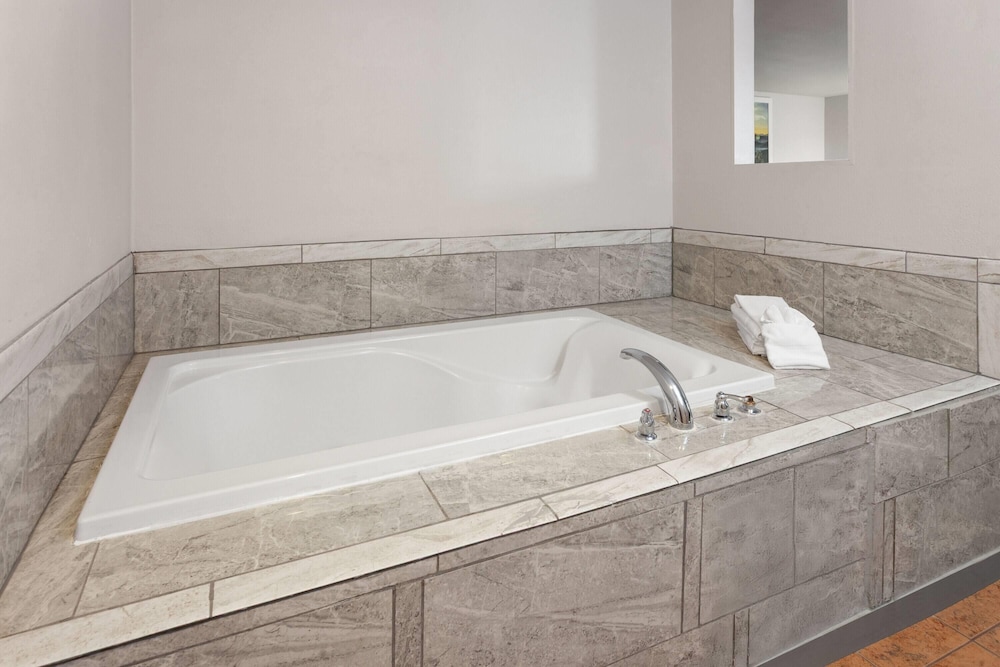 جناح استوديو بسرير كينج، Days Inn & Suites By Wyndham Spokane Airport Airway Heights 8/8