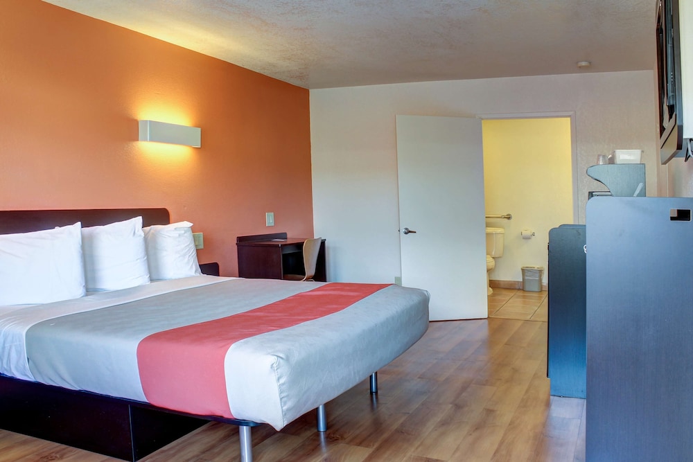 غرفة بسرير كينج لغير المدخنين، Motel6 Bishop, CA 2/10