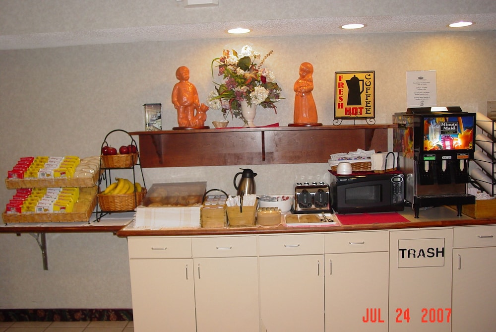 Country Hearth Inn Lomira Hotel 7/48
