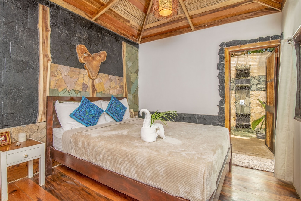 Ocho Artisan Bungalows 16/80