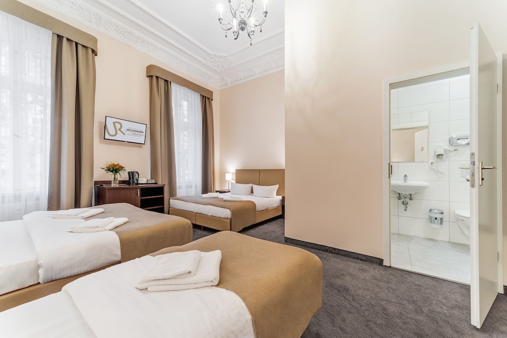 Upper Room Hotel 40/73