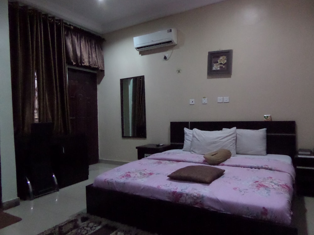 LUXURY, QUEEN BED