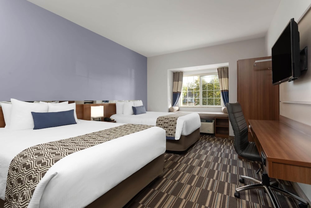 غرفة بسريرين كوين، Microtel Inn & Suites By Wyndham Sault Ste. Marie 2/10