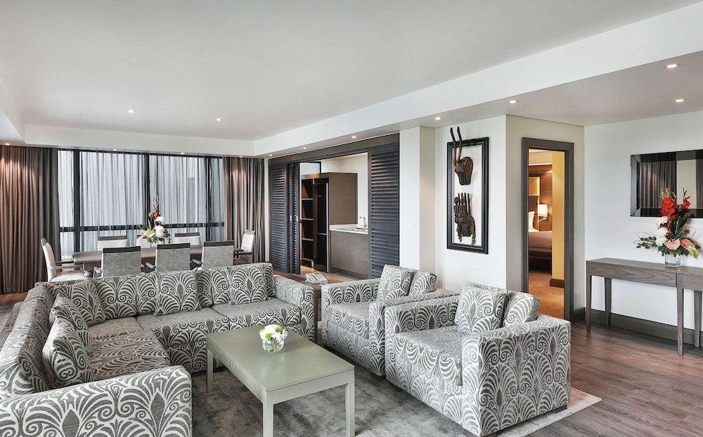 Legend Hotel Lagos Airport Curio Collection By Hilton 37/81
