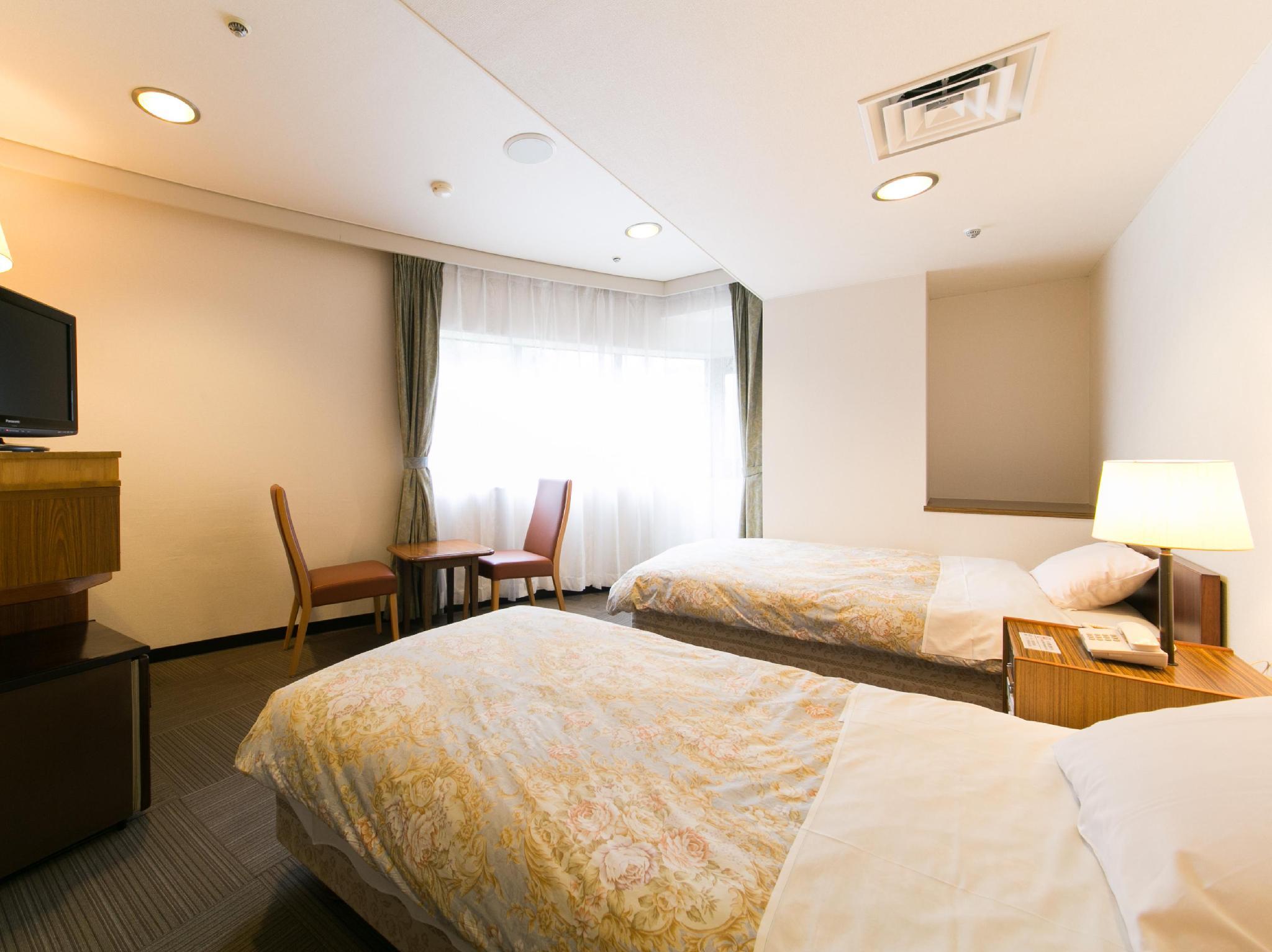 Semi Room, Twin Beds, 1 Double and 1 Single Bed