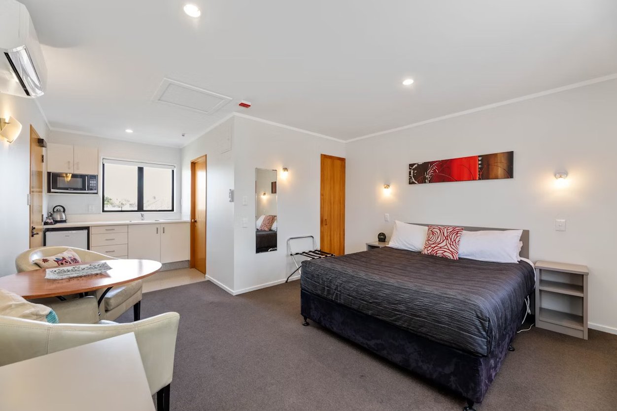 Knightsbridge Court Motor Lodge 11/37