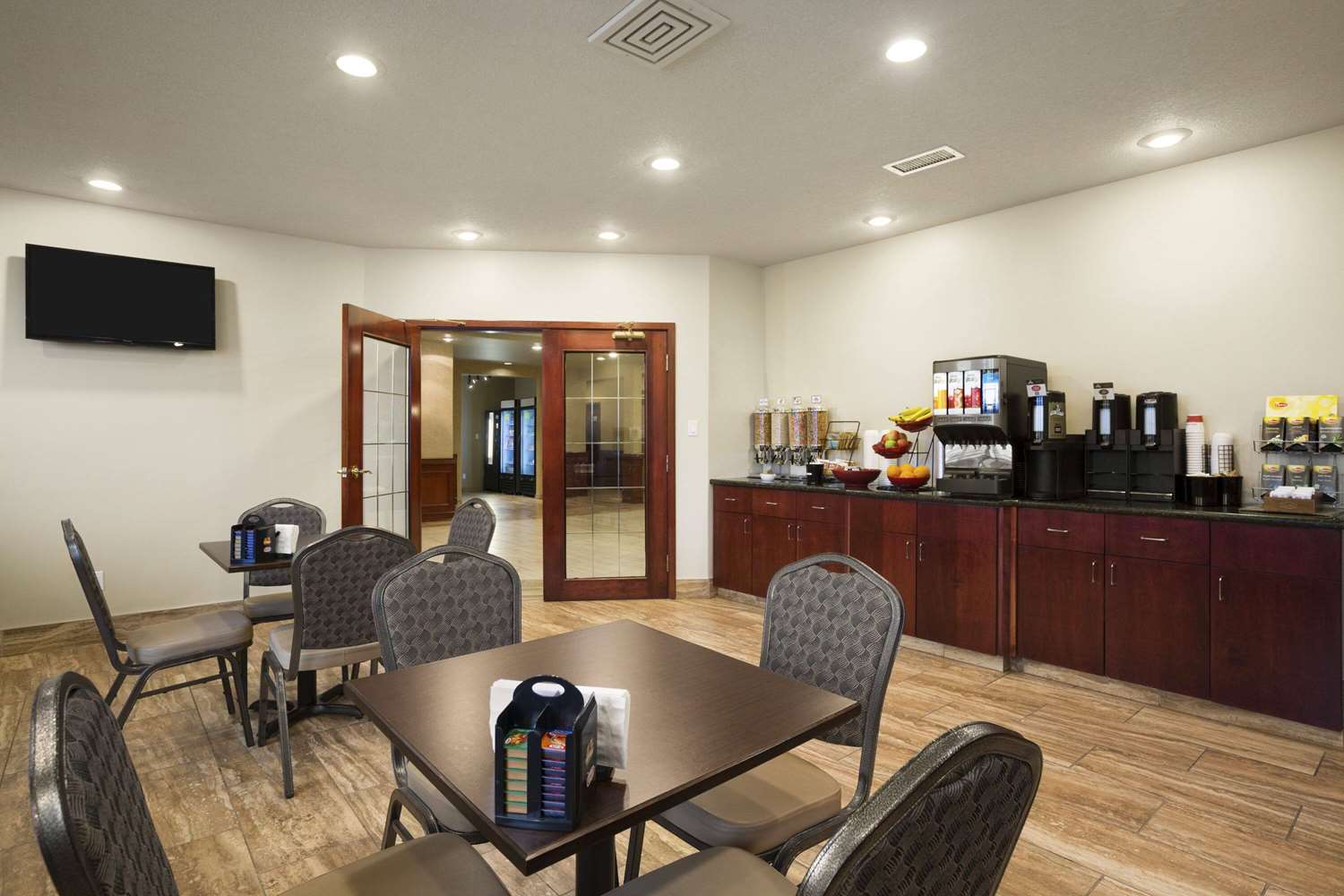 Ramada By Wyndham Edson 6/9