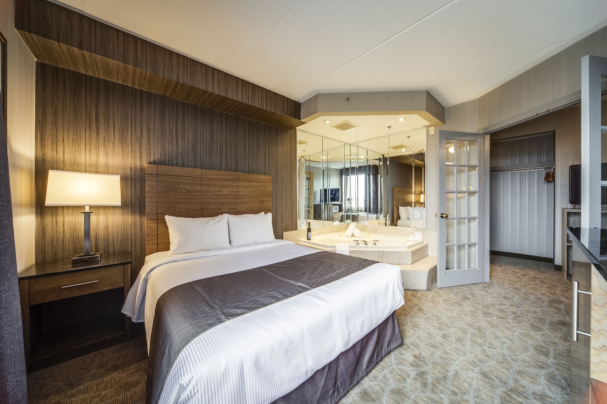 Deluxe, Suite, Queen Bed, Living Area, Jetted Tub
