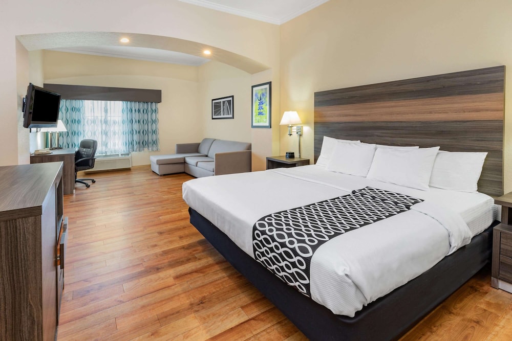 La Quinta Inn & Suites by Wyndham Garland Harbor Point 8/54