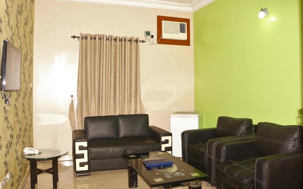Royal Charlin Hotel And Suites 18/24