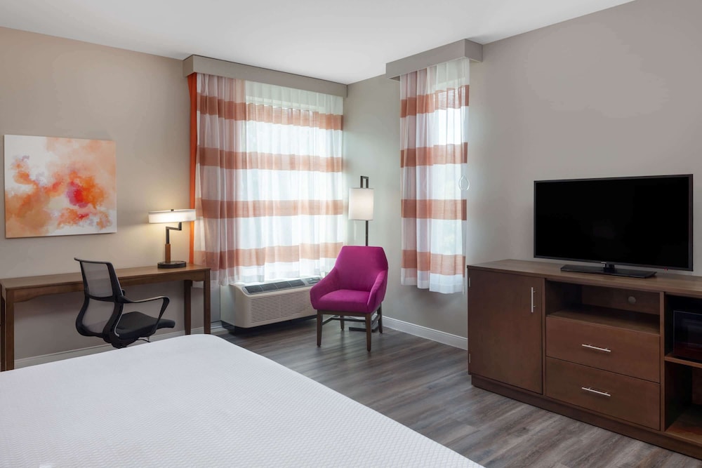 La Quinta Inn & Suites by Wyndham Greensboro Arpt High Point 39/52