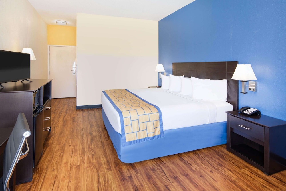 Days Inn by Wyndham Macon I-75 North 9/27